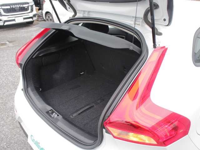 ボルボ Ｖ４０ T3 モメンタム 千葉県 2017(平29)年 3.2万km 白 純正HDDナビ/フルセグTV/Bluetooth/AM/FM/CD/DVD/純正ドライブレコーダー/純正17インチAW/前席シートヒーター /D席パワーシート/スマートキー×2個/アイドリングストップ/パドルシフト/アダプティブクルーズコントロール/衝突軽減ブレーキ/フロアマット/取扱説明書/保証書