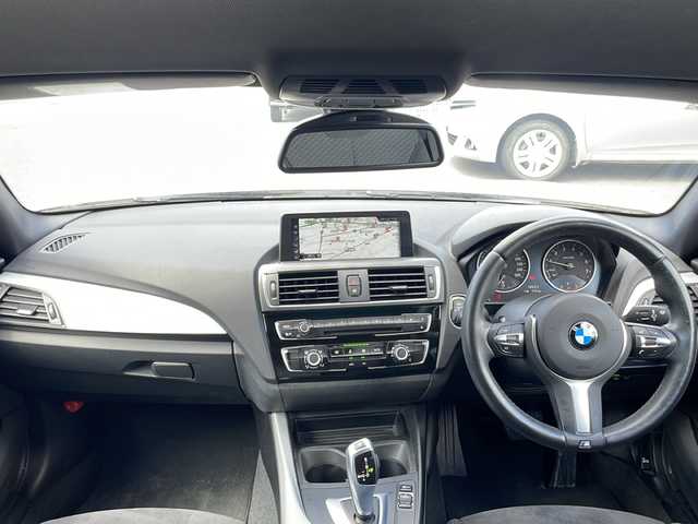 ＢＭＷ １１８ｉ Mスポーツパッケージ 山梨県 2017(平29)年 2.1万km パール 衝突軽減ブレーキ/純正メモリナビ/ＣＤＤＶＤＢＴ/アイドリングストップ/バックカメラ/クルーズコントロール/プッシュスタート/ETC/純正HIDヘッドライト/スペアキー/スタッドレス積み込み