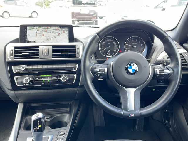 ＢＭＷ １１８ｉ Mスポーツパッケージ 山梨県 2017(平29)年 2.1万km パール 衝突軽減ブレーキ/純正メモリナビ/ＣＤＤＶＤＢＴ/アイドリングストップ/バックカメラ/クルーズコントロール/プッシュスタート/ETC/純正HIDヘッドライト/スペアキー/スタッドレス積み込み