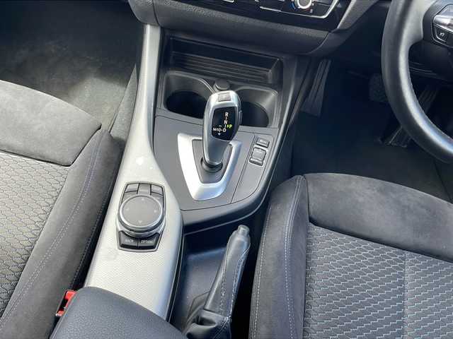 ＢＭＷ １１８ｉ Mスポーツパッケージ 山梨県 2017(平29)年 2.1万km パール 衝突軽減ブレーキ/純正メモリナビ/ＣＤＤＶＤＢＴ/アイドリングストップ/バックカメラ/クルーズコントロール/プッシュスタート/ETC/純正HIDヘッドライト/スペアキー/スタッドレス積み込み