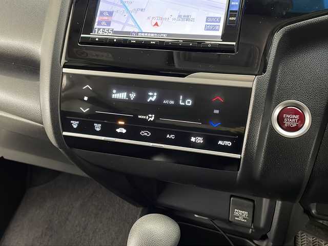 ホンダ フィット 13G Lパッケージ 宮崎県 2015(平27)年 8.3万km プレミアムホワイトパールⅡ 禁煙車/純正メモリーナビ　VXM-165VFi/（フルセグTV/CD/DVD/Bluetooth）/バックカメラ/シティブレーキアシストCTBA/クルーズコントロール/ステアリングスイッチ/純正フロアマット/純正LEDオートライト/電動格納ミラー/スマートキー/プッシュスタート/ETC/12V電源