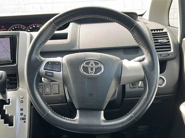 トヨタ ヴォクシー ZS 煌 茨城県 2010(平22)年 7.8万km ブラック 社外SDナビ/　　BT/CD/ワンセグ/バックカメラ/社外フリップダウンモニター/パドルシフト/両側パワースライドドア/純正16インチアルミホイール/革巻きステアリング/レザー調シートカバー/HIDオートライト/スマートキー/ETC