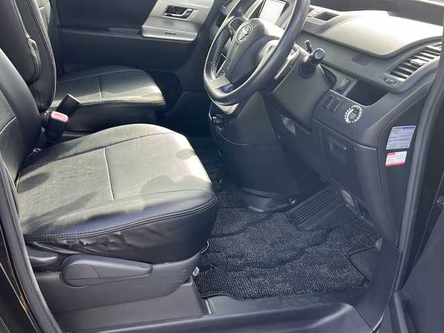 トヨタ ヴォクシー ZS 煌 茨城県 2010(平22)年 7.8万km ブラック 社外SDナビ/　　BT/CD/ワンセグ/バックカメラ/社外フリップダウンモニター/パドルシフト/両側パワースライドドア/純正16インチアルミホイール/革巻きステアリング/レザー調シートカバー/HIDオートライト/スマートキー/ETC