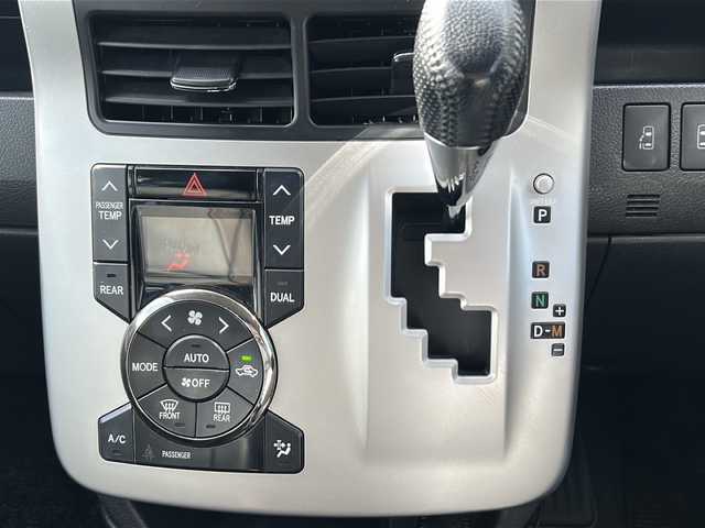 トヨタ ヴォクシー ZS 煌 茨城県 2010(平22)年 7.8万km ブラック 社外SDナビ/　　BT/CD/ワンセグ/バックカメラ/社外フリップダウンモニター/パドルシフト/両側パワースライドドア/純正16インチアルミホイール/革巻きステアリング/レザー調シートカバー/HIDオートライト/スマートキー/ETC