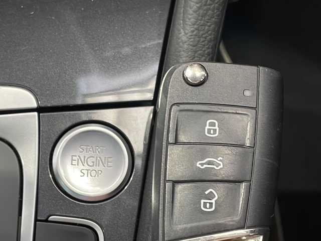 フォルクスワーゲン ゴルフ TSIコンフォートライン 愛媛県 2017(平29)年 2.2万km 黒 バックカメラ/HDDナビ/フルセグテレビ/ETC/追従型クルーズコントロール/ワンオーナー/Bluetooth接続/純正アルミホイール/純正フロアマット/レーンキープアシスト/オートライト/プッシュスタート/アイドリングストップ