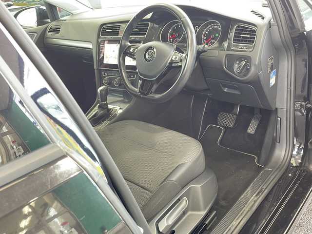 フォルクスワーゲン ゴルフ TSIコンフォートライン 愛媛県 2017(平29)年 2.2万km 黒 バックカメラ/HDDナビ/フルセグテレビ/ETC/追従型クルーズコントロール/ワンオーナー/Bluetooth接続/純正アルミホイール/純正フロアマット/レーンキープアシスト/オートライト/プッシュスタート/アイドリングストップ