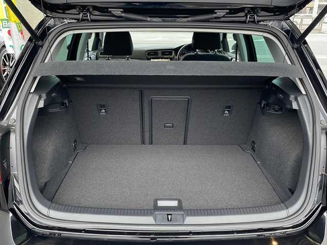 フォルクスワーゲン ゴルフ TSIコンフォートライン 愛媛県 2017(平29)年 2.2万km 黒 バックカメラ/HDDナビ/フルセグテレビ/ETC/追従型クルーズコントロール/ワンオーナー/Bluetooth接続/純正アルミホイール/純正フロアマット/レーンキープアシスト/オートライト/プッシュスタート/アイドリングストップ