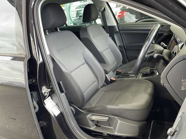 フォルクスワーゲン ゴルフ TSIコンフォートライン 愛媛県 2017(平29)年 2.2万km 黒 バックカメラ/HDDナビ/フルセグテレビ/ETC/追従型クルーズコントロール/ワンオーナー/Bluetooth接続/純正アルミホイール/純正フロアマット/レーンキープアシスト/オートライト/プッシュスタート/アイドリングストップ