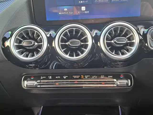 メルセデス・ベンツ Ｍ・ベンツ Ｂ２００ｄ AMGライン 大阪府 2025(令7)年 0.9万km ポーラホワイト /禁煙車//ワンオーナー車//AMGラインパッケージ/・ダイレクトステアリング/・ローワードコンフォートサスペンション/・スポーツブレーキシステム/・マルチビームLED/・アダプティブハイビームアシスト＋/・レザーARTICO/MICROCUTハーフレザースポーツシート/・本革巻きスポーツステアリング//ドライビングアシスタンスパッケージ/・アダプティブクルーズコントロール/・ブラインドスポットアシスト/・アクティブレーンキープアシスト//MBUX10.25インチメディアディスプレイ/・FM・AM・フルセグTV・BT・Applecarplay・AndroidAuto//バックカメラ//パワーバックドア//ワイヤレスチャージ//アンビエントライト・マルチカラー//社外18インチアルミホイール//純正AMG18インチアルミのみ有//保証書//取扱説明書//スペアキー