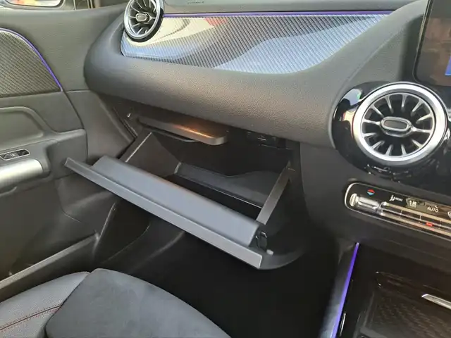 メルセデス・ベンツ Ｍ・ベンツ Ｂ２００ｄ AMGライン 大阪府 2025(令7)年 0.9万km ポーラホワイト /禁煙車//ワンオーナー車//AMGラインパッケージ/・ダイレクトステアリング/・ローワードコンフォートサスペンション/・スポーツブレーキシステム/・マルチビームLED/・アダプティブハイビームアシスト＋/・レザーARTICO/MICROCUTハーフレザースポーツシート/・本革巻きスポーツステアリング//ドライビングアシスタンスパッケージ/・アダプティブクルーズコントロール/・ブラインドスポットアシスト/・アクティブレーンキープアシスト//MBUX10.25インチメディアディスプレイ/・FM・AM・フルセグTV・BT・Applecarplay・AndroidAuto//バックカメラ//パワーバックドア//ワイヤレスチャージ//アンビエントライト・マルチカラー//社外18インチアルミホイール//純正AMG18インチアルミのみ有//保証書//取扱説明書//スペアキー