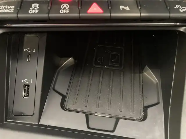 アウディ Ｑ３ SB 35TDIクワトロ Sライン 熊本県 2020(令2)年 3.7万km ミトスブラックメタリック ・ワンオーナー/・スマートキー/・プッシュスタート/・ハイビームアシスト/・パーキングアシスト/・リアクロストラフィックアシスト/・アダプティブドライブアシスト/・接近警告/・Audiプレセンス/・Audiサイドアシスト/・レーン逸脱警告/・休憩の推奨/・クルーズコントロール(追従式)/・黒革シート/・前席パワーシート/・前席シートヒーター/・純正メモリナビ/　【Bluetooth・USB・AppleCarPlay・AndroidAuto】/・フルセグTV/・全方位カメラ/・ETC2.0/・バーチャルコクピット/・ワイヤレス充電/・パワーバックドア/・LEDヘッドランプ/・純正マット/・保証書/取説