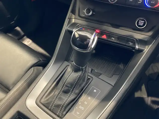 アウディ Ｑ３ SB 35TDIクワトロ Sライン 熊本県 2020(令2)年 3.7万km ミトスブラックメタリック ・ワンオーナー/・スマートキー/・プッシュスタート/・ハイビームアシスト/・パーキングアシスト/・リアクロストラフィックアシスト/・アダプティブドライブアシスト/・接近警告/・Audiプレセンス/・Audiサイドアシスト/・レーン逸脱警告/・休憩の推奨/・クルーズコントロール(追従式)/・黒革シート/・前席パワーシート/・前席シートヒーター/・純正メモリナビ/　【Bluetooth・USB・AppleCarPlay・AndroidAuto】/・フルセグTV/・全方位カメラ/・ETC2.0/・バーチャルコクピット/・ワイヤレス充電/・パワーバックドア/・LEDヘッドランプ/・純正マット/・保証書/取説