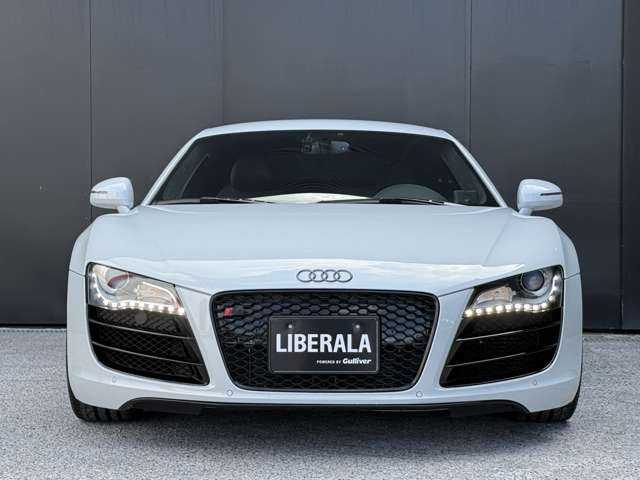 アウディ Ｒ８ 5．2 FSI クワトロ 和歌山県 2009(平21)年 3.5万km スズカグレーメタリック 左Ｈ　/正規Ｄ車　/純正ナビ　/バックカメラ　/フルセグＴＶ　/黒革シート　/シートヒーター　/リアスポイラー　/クルーズコントロール　/オートライト　/ＨＩＤライト　/パワーシート　/パドルシフト　/純正１９インチアルミ