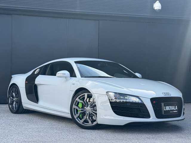 アウディ Ｒ８ 5．2 FSI クワトロ 和歌山県 2009(平21)年 3.5万km スズカグレーメタリック 左Ｈ　/正規Ｄ車　/純正ナビ　/バックカメラ　/フルセグＴＶ　/黒革シート　/シートヒーター　/リアスポイラー　/クルーズコントロール　/オートライト　/ＨＩＤライト　/パワーシート　/パドルシフト　/純正１９インチアルミ