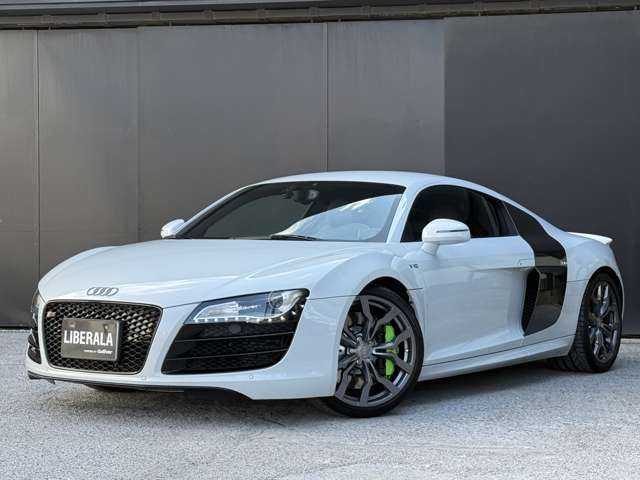 アウディ Ｒ８ 5．2 FSI クワトロ 和歌山県 2009(平21)年 3.5万km スズカグレーメタリック 左Ｈ　/正規Ｄ車　/純正ナビ　/バックカメラ　/フルセグＴＶ　/黒革シート　/シートヒーター　/リアスポイラー　/クルーズコントロール　/オートライト　/ＨＩＤライト　/パワーシート　/パドルシフト　/純正１９インチアルミ