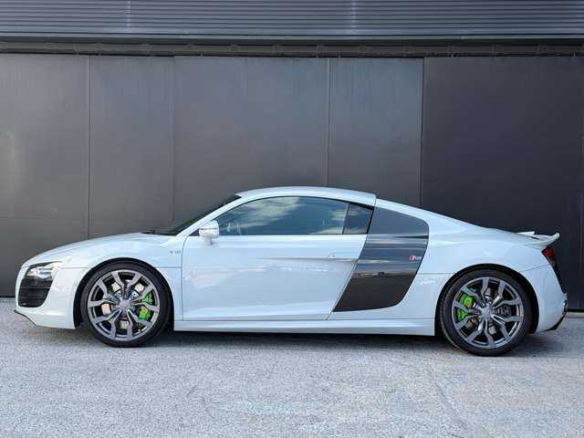 アウディ Ｒ８ 5．2 FSI クワトロ 和歌山県 2009(平21)年 3.5万km スズカグレーメタリック 左Ｈ　/正規Ｄ車　/純正ナビ　/バックカメラ　/フルセグＴＶ　/黒革シート　/シートヒーター　/リアスポイラー　/クルーズコントロール　/オートライト　/ＨＩＤライト　/パワーシート　/パドルシフト　/純正１９インチアルミ