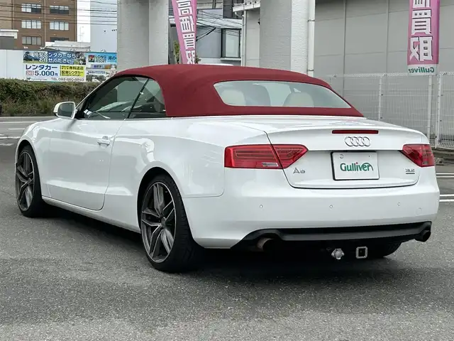 アウディ Ａ５ カブリオレ 2．0 TFSI クワトロ 福岡県 2012(平24)年 12.2万km 白 禁煙車/純正ナビ（Bluetooth）/前席レザーシート/前席シートヒーター/前席パワーシート/純正19インチアルミホイール/コーナーセンサー（前後）/バックカメラ/ETC/クルーズコントロール/プッシュスタート/MTモード付きAT/パドルシフト/取扱説明書/スマートキー