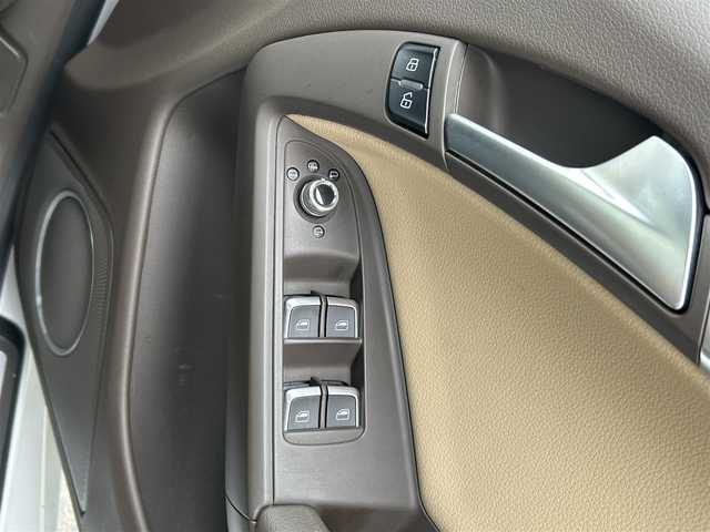 アウディ Ａ５ カブリオレ 2．0 TFSI クワトロ 福岡県 2012(平24)年 12.2万km 白 禁煙車/純正ナビ（Bluetooth）/前席レザーシート/前席シートヒーター/前席パワーシート/純正19インチアルミホイール/コーナーセンサー（前後）/バックカメラ/ETC/クルーズコントロール/プッシュスタート/MTモード付きAT/パドルシフト/取扱説明書/スマートキー