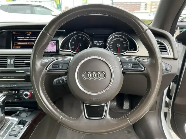 アウディ Ａ５ カブリオレ 2．0 TFSI クワトロ 福岡県 2012(平24)年 12.2万km 白 禁煙車/純正ナビ（Bluetooth）/前席レザーシート/前席シートヒーター/前席パワーシート/純正19インチアルミホイール/コーナーセンサー（前後）/バックカメラ/ETC/クルーズコントロール/プッシュスタート/MTモード付きAT/パドルシフト/取扱説明書/スマートキー