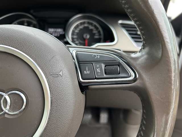 アウディ Ａ５ カブリオレ 2．0 TFSI クワトロ 福岡県 2012(平24)年 12.2万km 白 禁煙車/純正ナビ（Bluetooth）/前席レザーシート/前席シートヒーター/前席パワーシート/純正19インチアルミホイール/コーナーセンサー（前後）/バックカメラ/ETC/クルーズコントロール/プッシュスタート/MTモード付きAT/パドルシフト/取扱説明書/スマートキー