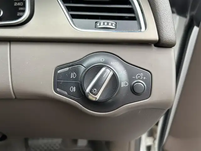 アウディ Ａ５ カブリオレ 2．0 TFSI クワトロ 福岡県 2012(平24)年 12.2万km 白 禁煙車/純正ナビ（Bluetooth）/前席レザーシート/前席シートヒーター/前席パワーシート/純正19インチアルミホイール/コーナーセンサー（前後）/バックカメラ/ETC/クルーズコントロール/プッシュスタート/MTモード付きAT/パドルシフト/取扱説明書/スマートキー