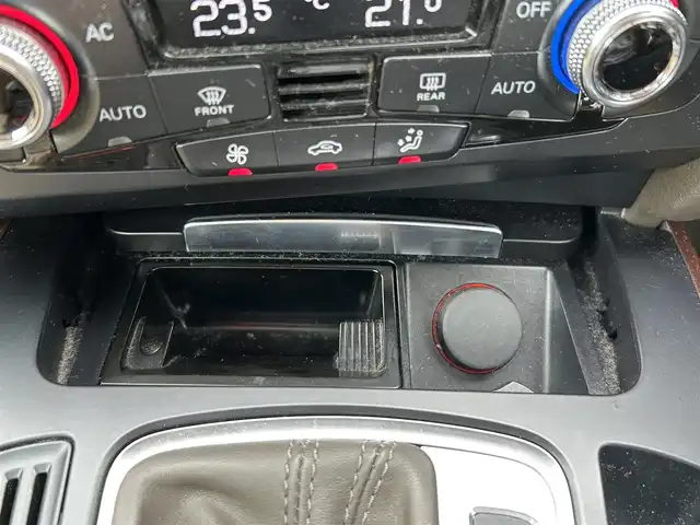 アウディ Ａ５ カブリオレ 2．0 TFSI クワトロ 福岡県 2012(平24)年 12.2万km 白 禁煙車/純正ナビ（Bluetooth）/前席レザーシート/前席シートヒーター/前席パワーシート/純正19インチアルミホイール/コーナーセンサー（前後）/バックカメラ/ETC/クルーズコントロール/プッシュスタート/MTモード付きAT/パドルシフト/取扱説明書/スマートキー