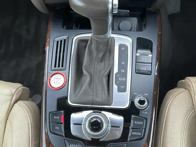 アウディ Ａ５ カブリオレ 2．0 TFSI クワトロ 福岡県 2012(平24)年 12.2万km 白 禁煙車/純正ナビ（Bluetooth）/前席レザーシート/前席シートヒーター/前席パワーシート/純正19インチアルミホイール/コーナーセンサー（前後）/バックカメラ/ETC/クルーズコントロール/プッシュスタート/MTモード付きAT/パドルシフト/取扱説明書/スマートキー