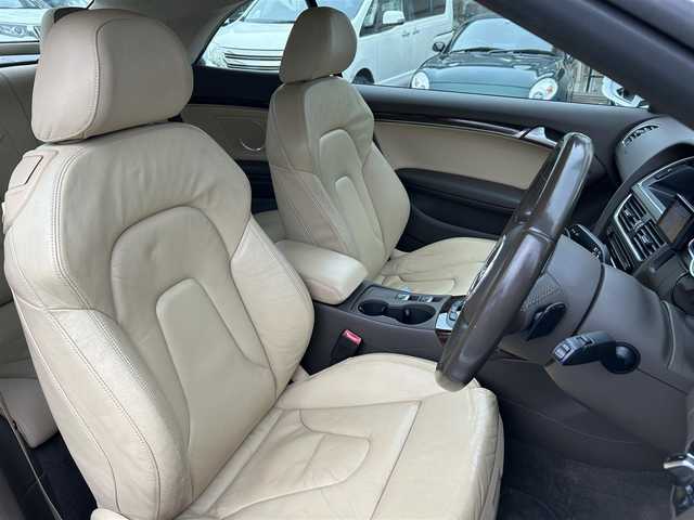 アウディ Ａ５ カブリオレ 2．0 TFSI クワトロ 福岡県 2012(平24)年 12.2万km 白 禁煙車/純正ナビ（Bluetooth）/前席レザーシート/前席シートヒーター/前席パワーシート/純正19インチアルミホイール/コーナーセンサー（前後）/バックカメラ/ETC/クルーズコントロール/プッシュスタート/MTモード付きAT/パドルシフト/取扱説明書/スマートキー