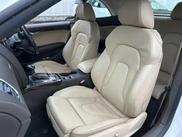 アウディ Ａ５ カブリオレ 2．0 TFSI クワトロ 福岡県 2012(平24)年 12.2万km 白 禁煙車/純正ナビ（Bluetooth）/前席レザーシート/前席シートヒーター/前席パワーシート/純正19インチアルミホイール/コーナーセンサー（前後）/バックカメラ/ETC/クルーズコントロール/プッシュスタート/MTモード付きAT/パドルシフト/取扱説明書/スマートキー