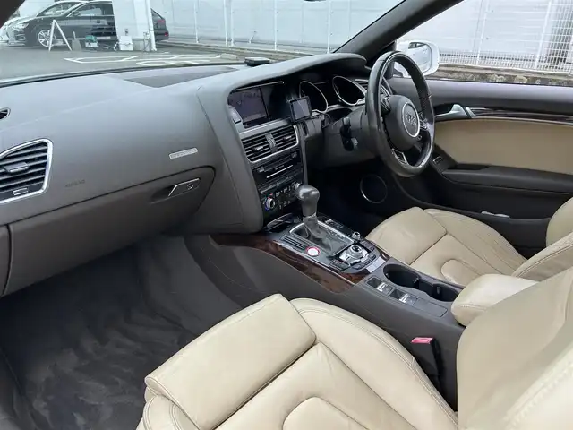 アウディ Ａ５ カブリオレ 2．0 TFSI クワトロ 福岡県 2012(平24)年 12.2万km 白 禁煙車/純正ナビ（Bluetooth）/前席レザーシート/前席シートヒーター/前席パワーシート/純正19インチアルミホイール/コーナーセンサー（前後）/バックカメラ/ETC/クルーズコントロール/プッシュスタート/MTモード付きAT/パドルシフト/取扱説明書/スマートキー