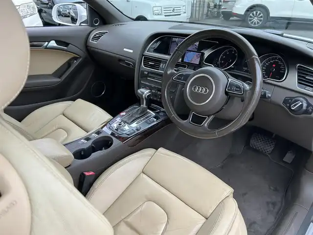 アウディ Ａ５ カブリオレ 2．0 TFSI クワトロ 福岡県 2012(平24)年 12.2万km 白 禁煙車/純正ナビ（Bluetooth）/前席レザーシート/前席シートヒーター/前席パワーシート/純正19インチアルミホイール/コーナーセンサー（前後）/バックカメラ/ETC/クルーズコントロール/プッシュスタート/MTモード付きAT/パドルシフト/取扱説明書/スマートキー