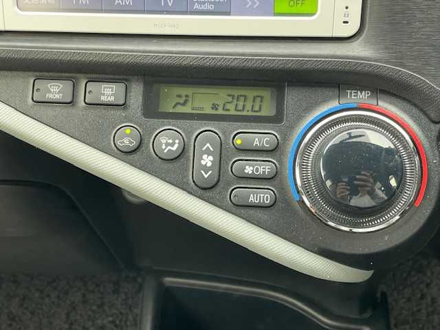 トヨタ アクア S 愛知県 2014(平26)年 11.9万km ディープアメジストマイカメタリック ワンオーナー/純正ナビ/Bluetooth接続/バックカメラ/ワンセグテレビ/ETC/横滑り防止装置/純正フロアマット/プッシュスタート/スマートキー/電動格納式ミラー