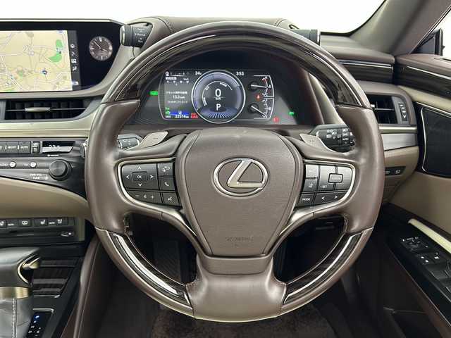 レクサス ＥＳ 300h バージョンL 愛知県 2020(令2)年 2.3万km グラファイトブラックガラスフレーク 禁煙車/マークレビンソンサウンドシステム/純正12.3インチナビ/・AM/FM/・CD/DVD/・SD/USB/AUX/・Bluetooth/・Miracast/・フルセグTV/パノラミックビューモニター/ステアリングスイッチ/ステアリングヒーター/革巻きステアリング/パドルシフト/サンルーフ/プリクラッシュセーフティ/レーンキープアシスト/ブラインドスポットモニター/パーキングサポートアラート/ヘッドアップディスプレイ/リアサンシェード/全席パワーシート/前席メモリーシート/全席シートヒーター/前席シートベンチレーション/ビルトインETC2.0/前後ドライブレコーダー/オートマチックハイビーム/LEDヘッドライト/フォグランプ/オートリトラミラー