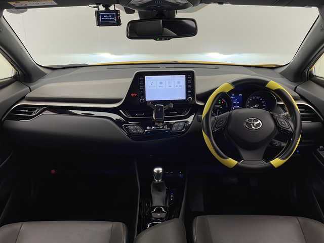 トヨタ Ｃ－ＨＲ G 宮崎県 2021(令3)年 7.3万km イエロー 禁煙車/トヨタセーフティセンス/純正8型ディスプレイオーディオ/（T-CONNECT/Bluetooth/FMAM）/純正バックカメラ/純正モデリスタエアロ/純正ビルトインETC/純正18インチアルミ/純正LEDオートライト/純正LEDフォグ/純正フロアマット/社外前後ドライブレコーダー/全方位モニター/アダプティブクルーズコントロール/レーンディパーチャーアラート/オートマチックハイビーム/クリアランスソナー/ブラインドスポットモニター/電子パーキング/オートホールド/本革巻ハンドル/デュアルオートエアコン（ナノイー）/前席シートヒーター/ハーフレザーシート/ウインカードアミラー/オート電動格納ミラー/スマートキー/プッシュエンジンスタート/スペアキー/新車時保証書/取扱い説明書