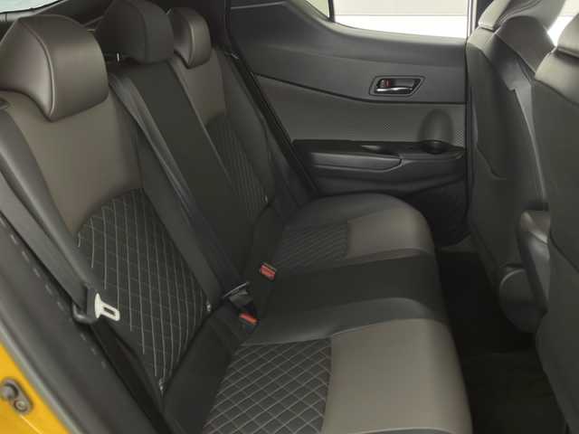 トヨタ Ｃ－ＨＲ G 宮崎県 2021(令3)年 7.3万km イエロー 禁煙車/トヨタセーフティセンス/純正8型ディスプレイオーディオ/（T-CONNECT/Bluetooth/FMAM）/純正バックカメラ/純正モデリスタエアロ/純正ビルトインETC/純正18インチアルミ/純正LEDオートライト/純正LEDフォグ/純正フロアマット/社外前後ドライブレコーダー/全方位モニター/アダプティブクルーズコントロール/レーンディパーチャーアラート/オートマチックハイビーム/クリアランスソナー/ブラインドスポットモニター/電子パーキング/オートホールド/本革巻ハンドル/デュアルオートエアコン（ナノイー）/前席シートヒーター/ハーフレザーシート/ウインカードアミラー/オート電動格納ミラー/スマートキー/プッシュエンジンスタート/スペアキー/新車時保証書/取扱い説明書