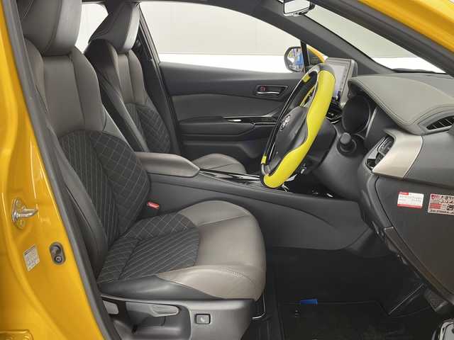 トヨタ Ｃ－ＨＲ G 宮崎県 2021(令3)年 7.3万km イエロー 禁煙車/トヨタセーフティセンス/純正8型ディスプレイオーディオ/（T-CONNECT/Bluetooth/FMAM）/純正バックカメラ/純正モデリスタエアロ/純正ビルトインETC/純正18インチアルミ/純正LEDオートライト/純正LEDフォグ/純正フロアマット/社外前後ドライブレコーダー/全方位モニター/アダプティブクルーズコントロール/レーンディパーチャーアラート/オートマチックハイビーム/クリアランスソナー/ブラインドスポットモニター/電子パーキング/オートホールド/本革巻ハンドル/デュアルオートエアコン（ナノイー）/前席シートヒーター/ハーフレザーシート/ウインカードアミラー/オート電動格納ミラー/スマートキー/プッシュエンジンスタート/スペアキー/新車時保証書/取扱い説明書