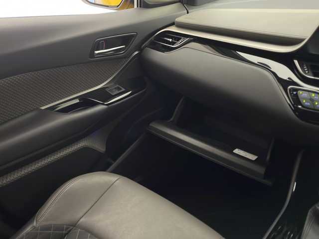 トヨタ Ｃ－ＨＲ G 宮崎県 2021(令3)年 7.3万km イエロー 禁煙車/トヨタセーフティセンス/純正8型ディスプレイオーディオ/（T-CONNECT/Bluetooth/FMAM）/純正バックカメラ/純正モデリスタエアロ/純正ビルトインETC/純正18インチアルミ/純正LEDオートライト/純正LEDフォグ/純正フロアマット/社外前後ドライブレコーダー/全方位モニター/アダプティブクルーズコントロール/レーンディパーチャーアラート/オートマチックハイビーム/クリアランスソナー/ブラインドスポットモニター/電子パーキング/オートホールド/本革巻ハンドル/デュアルオートエアコン（ナノイー）/前席シートヒーター/ハーフレザーシート/ウインカードアミラー/オート電動格納ミラー/スマートキー/プッシュエンジンスタート/スペアキー/新車時保証書/取扱い説明書