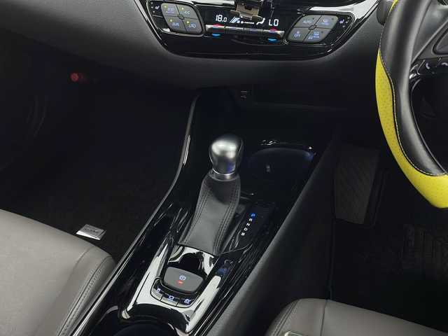 トヨタ Ｃ－ＨＲ G 宮崎県 2021(令3)年 7.3万km イエロー 禁煙車/トヨタセーフティセンス/純正8型ディスプレイオーディオ/（T-CONNECT/Bluetooth/FMAM）/純正バックカメラ/純正モデリスタエアロ/純正ビルトインETC/純正18インチアルミ/純正LEDオートライト/純正LEDフォグ/純正フロアマット/社外前後ドライブレコーダー/全方位モニター/アダプティブクルーズコントロール/レーンディパーチャーアラート/オートマチックハイビーム/クリアランスソナー/ブラインドスポットモニター/電子パーキング/オートホールド/本革巻ハンドル/デュアルオートエアコン（ナノイー）/前席シートヒーター/ハーフレザーシート/ウインカードアミラー/オート電動格納ミラー/スマートキー/プッシュエンジンスタート/スペアキー/新車時保証書/取扱い説明書
