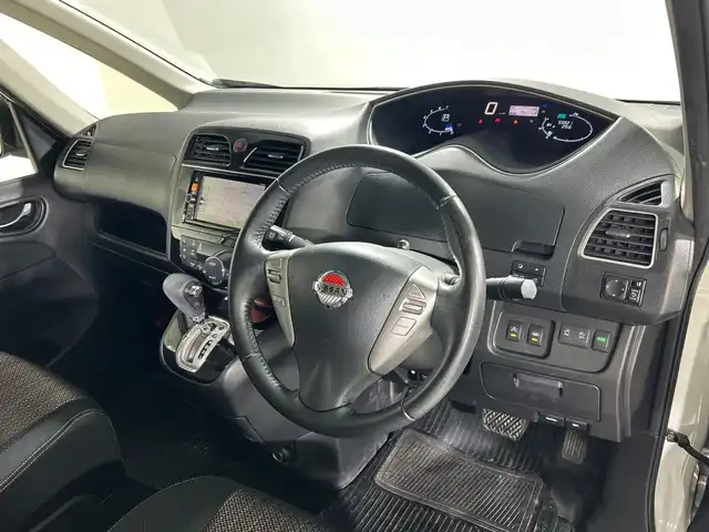 日産 セレナ HWS S HV Vセレ +SeftyⅡ 神奈川県 2015(平27)年 5.6万km ブリリアントホワイトパール 純正7インチナビ/・BT/フルセグTV/SD/CD/DVD/USB/AM/FM/インテリジェントアラウンドビューモニター/エマージェンシーブレーキ/レーンキープアシスト/両側電動スライドドア/前後クリアランスソナー/アイドリングストップ機能/ビルトインETC2.0/ECOモード/ヒルスタートアシスト/スマートキー/スペアキー/プッシュスタートボタン/Autoライト/純正16インチアルミホイール/純正ドアバイザー/純正フロアマット