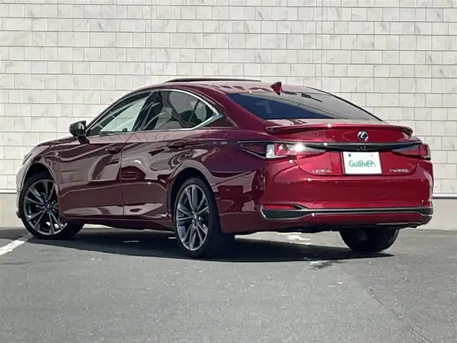 レクサス ＥＳ 300h Fスポーツ 愛知県 2020(令2)年 4.8万km レッドマイカクリスタルシャイン 前期型ES”F SPORT”/“F SPORT”ディンプル本革ステアリング/“F SPORT”TFT液晶式メーター/“F SPORT”オーナメントパネル/カラーヘッドアップディスプレイ/ドライブモードセレクト/純正ディスプレイオーディオ（ナビ付き）/バックカメラ/フルセグTV/CD/DVD再生/ETC2.0/ミュージックサーバー（SD録音）/Bluetooth/USB/AUX接続/アダプティブクルーズコントロール/MTモード付きCVT/パドルシフト/パワーシート（D/N）/本革シート/シートヒーター（D/N）/シートベンチレーション（D/N）/サンルーフ/純正フロアマット/ハンズフリーパワートランクリッド/純正トランクスポイラー/純正19インチアルミホイール/三眼フルLEDヘッドランプ（シーケンシャルウィンカー）/オートマチックハイビーム/コーナーセンサー/横滑り防止装置/衝突軽減ブレーキ/レーンキープアシスト/ブラインドスポットモニター/電動パーキングブレーキ/ブレーキホールド/純正ドライブレコーダー（前後）/電動チルト&テレスコピック/デジタルインナーミラー/ステアリングヒーター