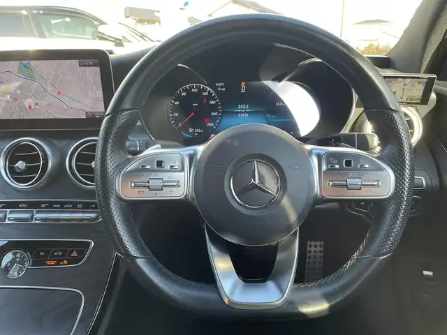 メルセデス・ベンツ Ｃ２２０ｄ アバンギャルド　AMGライン 熊本県 2019(令1)年 8.4万km ポーラホワイト ブルメスターサウンド/純正ナビ/【フルセグTV/Bluetooth/AppleCarPlay】/バックカメラ/イロットディストロニック（追従型クルコン）/パドルシフト/トラクションコントロール/AIR BODY CONTROLサスペンション/ヘッドアップディスプレイ/ブラインドスポットモニター/パーキングアシスト/電動チルト/黒革シート/パワーシート/シートヒーター/ステアリングヒーター/純正AMG18インチAW/ETC2.0/前後ドライブレコーダー/純正パフュームアトマイザー/コーナーセンサー/アイドリングストップ
