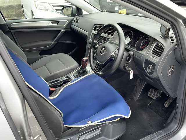 フォルクスワーゲン ゴルフ TSI コンフォートライン BM 福岡県 2015(平27)年 13.6万km タングステンシルバーメタリック 純正ナビ/（AM/FM/CD/DVD/SD/AUX/Bluetooth/ジュークボックス）/クルーズコントロール/アイドリングストップ/パドルシフト/ハンズフリー/オートホールド/ビルドインETC/ドライブレコーダー前後（SDカード無し）/オートライト/フォグランプ/電格ミラー/純正アルミホイール/保証書/取扱説明書/スペアキー×１