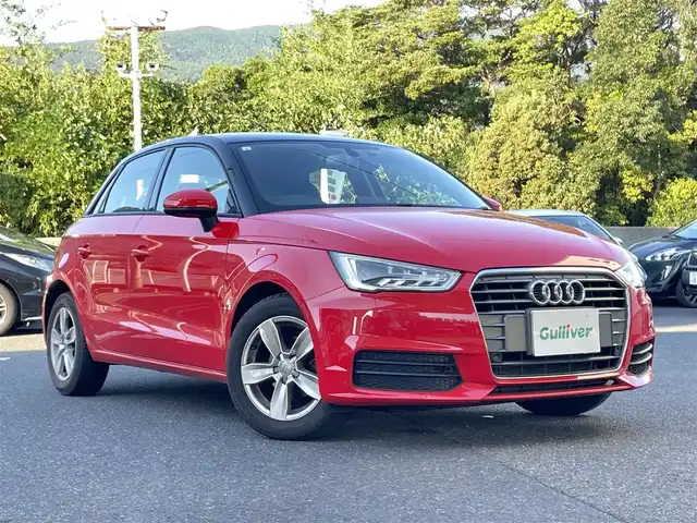 アウディ Ａ１ SB 1．0TFSI 長崎県 2017(平29)年 8.3万km ミサノレッドパールエフェクト 純正ナビ/・ワンセグ/DVD/CD/AM/FM/ステアリングリモコン/オートライト/電動格納ウィンカーミラー/オールオートパワーウィンドウ/前後クリアランスソナー/アイドリングストップ/フロアマット