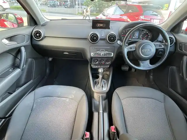 アウディ Ａ１ SB 1．0TFSI 長崎県 2017(平29)年 8.3万km ミサノレッドパールエフェクト 純正ナビ/・ワンセグ/DVD/CD/AM/FM/ステアリングリモコン/オートライト/電動格納ウィンカーミラー/オールオートパワーウィンドウ/前後クリアランスソナー/アイドリングストップ/フロアマット