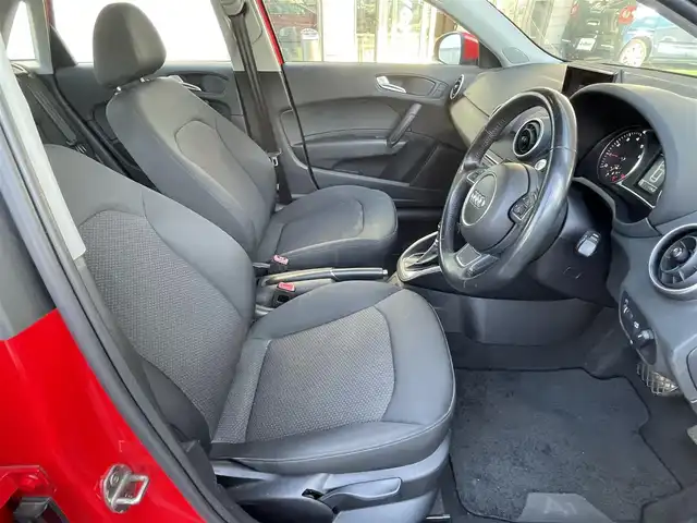 アウディ Ａ１ SB 1．0TFSI 長崎県 2017(平29)年 8.3万km ミサノレッドパールエフェクト 純正ナビ/・ワンセグ/DVD/CD/AM/FM/ステアリングリモコン/オートライト/電動格納ウィンカーミラー/オールオートパワーウィンドウ/前後クリアランスソナー/アイドリングストップ/フロアマット
