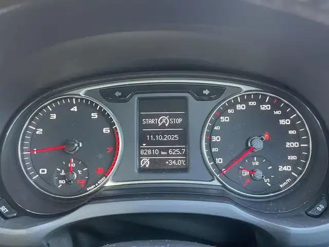 アウディ Ａ１ SB 1．0TFSI 長崎県 2017(平29)年 8.3万km ミサノレッドパールエフェクト 純正ナビ/・ワンセグ/DVD/CD/AM/FM/ステアリングリモコン/オートライト/電動格納ウィンカーミラー/オールオートパワーウィンドウ/前後クリアランスソナー/アイドリングストップ/フロアマット