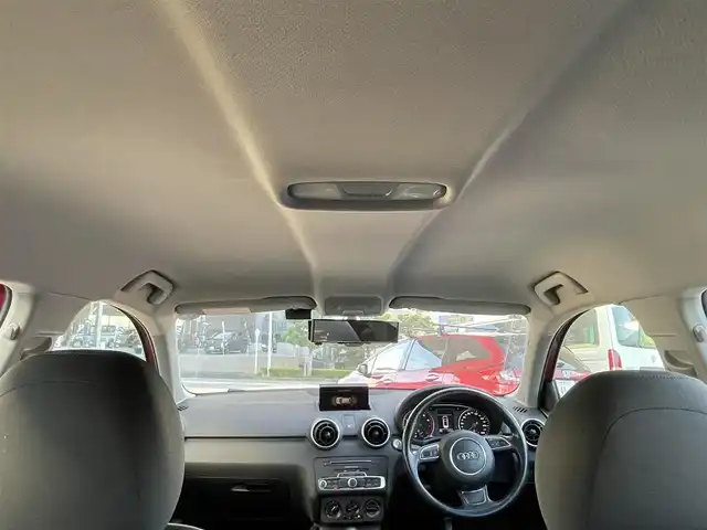 アウディ Ａ１ SB 1．0TFSI 長崎県 2017(平29)年 8.3万km ミサノレッドパールエフェクト 純正ナビ/・ワンセグ/DVD/CD/AM/FM/ステアリングリモコン/オートライト/電動格納ウィンカーミラー/オールオートパワーウィンドウ/前後クリアランスソナー/アイドリングストップ/フロアマット