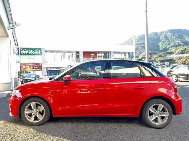 アウディ Ａ１ SB 1．0TFSI 長崎県 2017(平29)年 8.3万km ミサノレッドパールエフェクト 純正ナビ/・ワンセグ/DVD/CD/AM/FM/ステアリングリモコン/オートライト/電動格納ウィンカーミラー/オールオートパワーウィンドウ/前後クリアランスソナー/アイドリングストップ/フロアマット