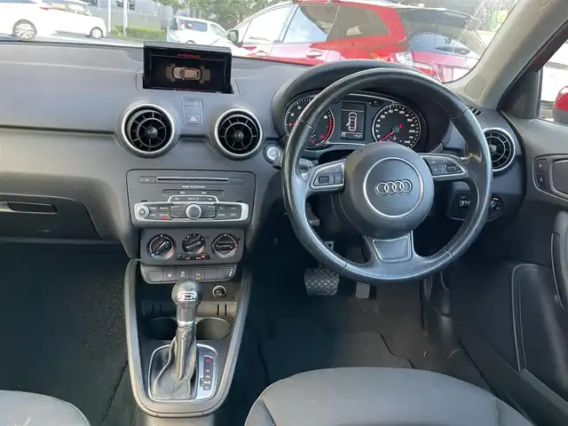 アウディ Ａ１ SB 1．0TFSI 長崎県 2017(平29)年 8.3万km ミサノレッドパールエフェクト 純正ナビ/・ワンセグ/DVD/CD/AM/FM/ステアリングリモコン/オートライト/電動格納ウィンカーミラー/オールオートパワーウィンドウ/前後クリアランスソナー/アイドリングストップ/フロアマット
