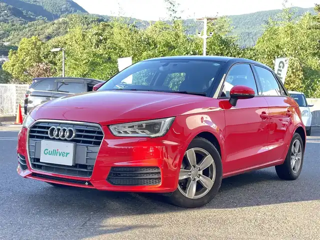 アウディ Ａ１ SB 1．0TFSI 長崎県 2017(平29)年 8.3万km ミサノレッドパールエフェクト 純正ナビ/・ワンセグ/DVD/CD/AM/FM/ステアリングリモコン/オートライト/電動格納ウィンカーミラー/オールオートパワーウィンドウ/前後クリアランスソナー/アイドリングストップ/フロアマット